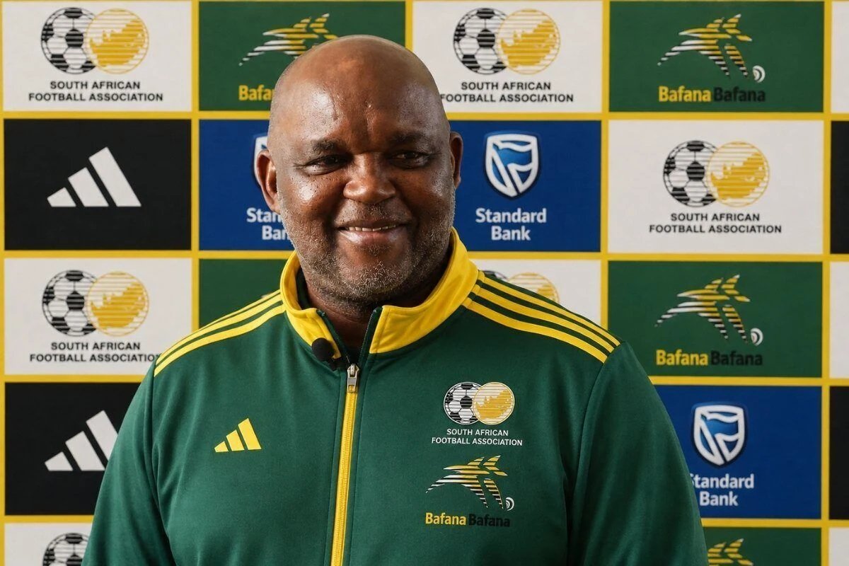 Pitso Mosimane portant la tenue de l’équipe nationale d’Afrique du Sud après sa nomination comme sélectionneur de Bafana Bafana